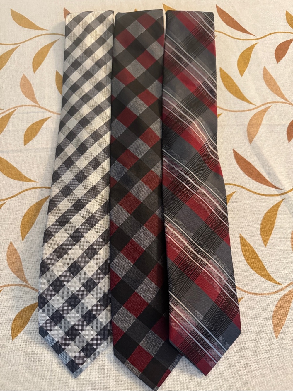 Vince Camuto Men's Plaid Tie Set — Gray, Black, and Red Accents
